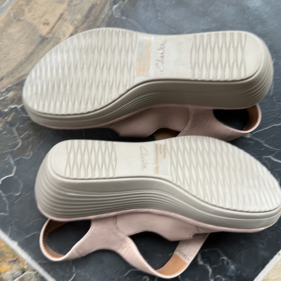 Clarks Collection Soft Cushion Tan Sandal with Adjustable Velcro Straps 7.5 - Picture 5 of 7